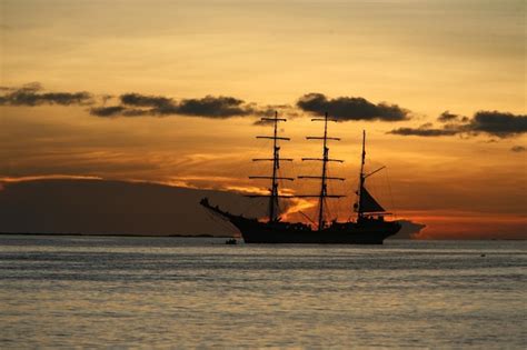 Silhueta De Um Navio No Mar Contra O C U Durante O P R Do Sol Foto