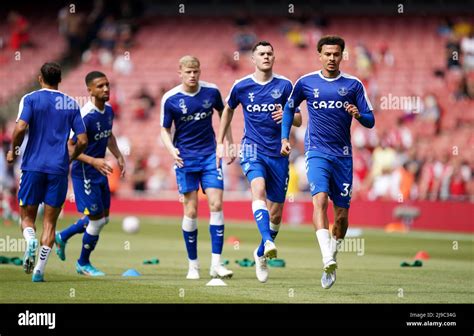 Evertons Dele Alli Right And Team Mates Warming Up Before The