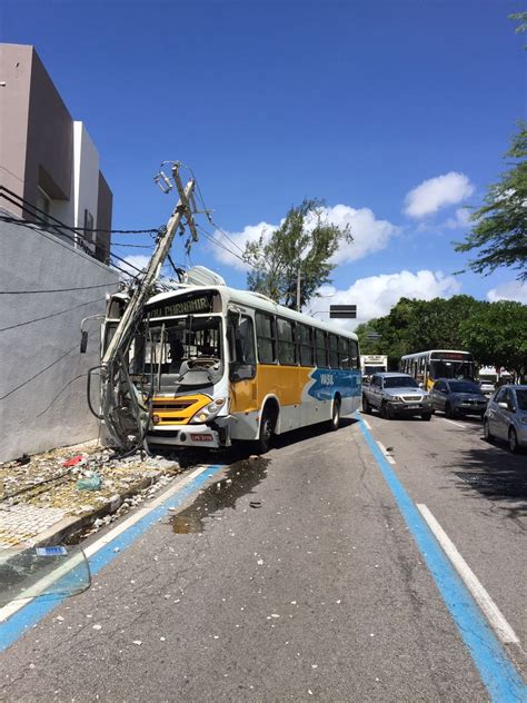 Ônibus derruba poste e deixa bairro sem energia na Zona Leste de Natal