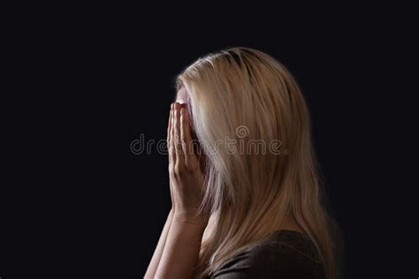 Femme Couvrant Son Visage La Peine Et En Pleurant Image Stock Image