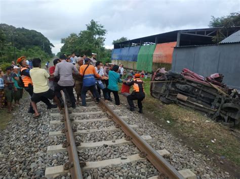 Tertabrak Kereta Api 4 Penumpang Mobil Alhamdulilah Selamat