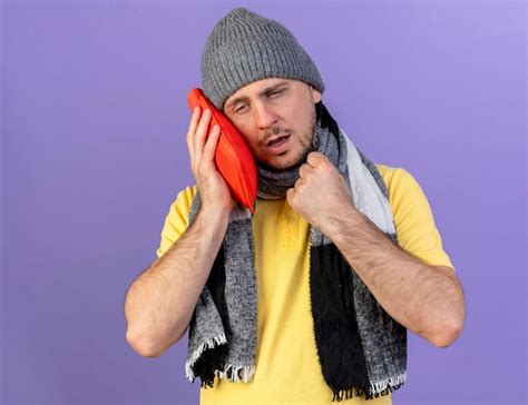 Pâle Jeune Homme Slave Malade Blonde Portant Un Chapeau D hiver Et Une écharpe Photo Gratuite