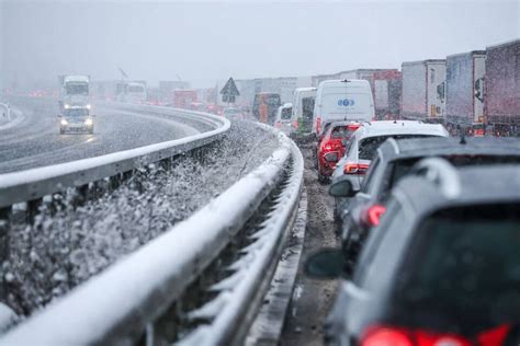 Im Stau Zum Skifahren Volle Wintersportrouten Am Wochenende Reise