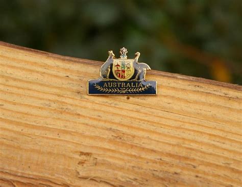 Australia Coat Of Arms Gold Tone Metal Enamel Lapel Pin Pinback