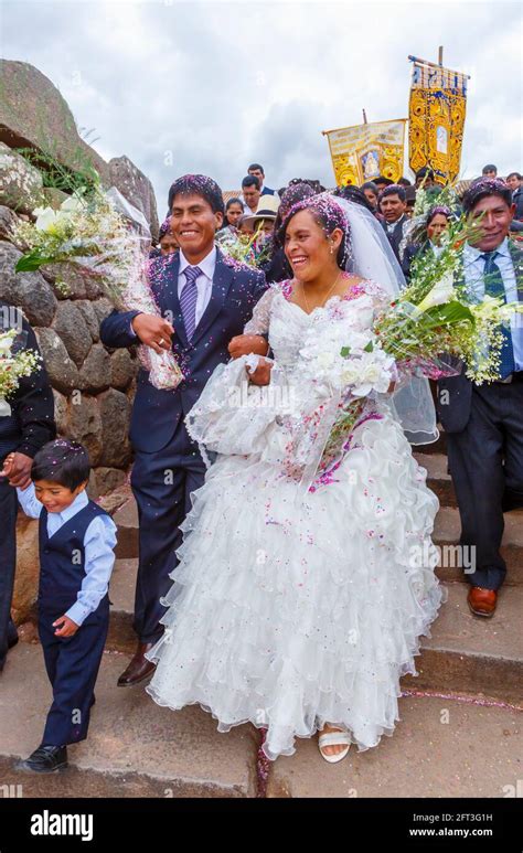 Novia Sonriente Y Novio En Una Boda Local Tradicional Chinchero Un