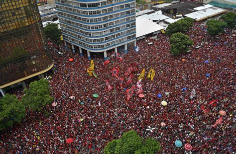 Flamengo Chega Ao Rio Para Comemorar Libertadores A Torcida Nas Ruas