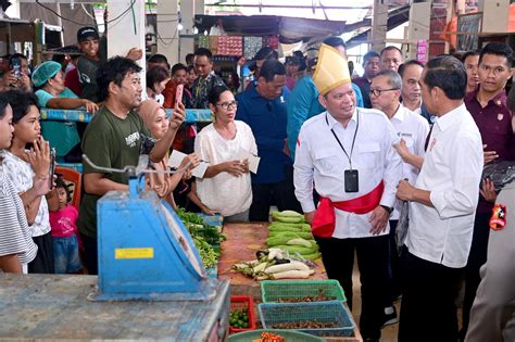 Foto Mendag Zulhas Dampingi Presiden Jokowi Kunjungi Pasar Melonguane