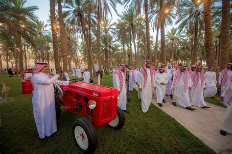 أمير القصيم يزور مهرجان تمور بريده 39 ويدشن منتجع ديرتي ارشيف