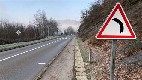 Revin Après Laccident Mortel Un Panneau De Virage Dangereux Installé