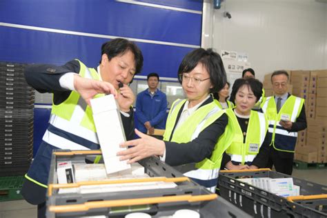 오유경 식약처장 지오영 천안물류센터 방문희귀필수의약품 안전배송 점검 서울경제