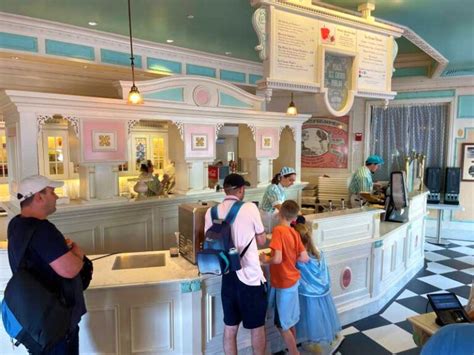 The Magic Kingdom S Plaza Ice Cream Parlor Military Disney Tips