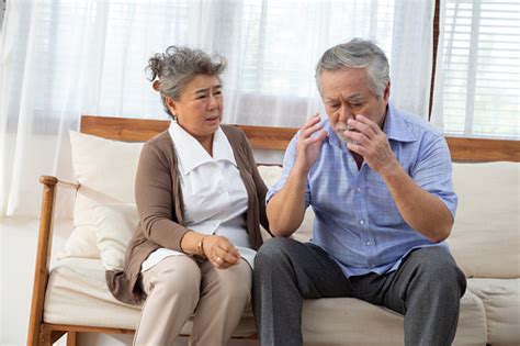 Stroke Lansia Tetua Asia Menderita Stroke Dan Sakit Kepala Kuat Atau
