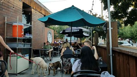 Dog Friendly Restaurants With Outdoor Seating Near Me : 34 Dog Friendly Patios Restaurants And ...