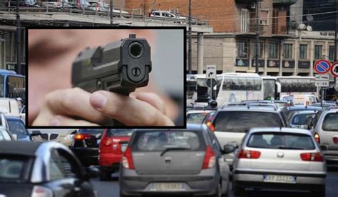 Pistola In Faccia Ad Automobilista Per Rubare Una Collana Doro Enne