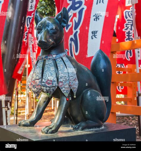 Peque O Zorro Inari Shrinr En Gran Santuario Sumiyoshi Sumiyoshi