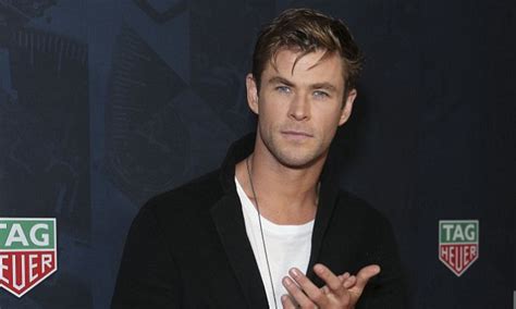 Chris Hemsworth Fuels Speculation Matt Damon Is Moving To Australia Daily Mail Online