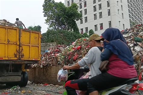 Kurang Truk Pengangkut Sampah Pasar Menggunung Nyaris Tutup Jalan