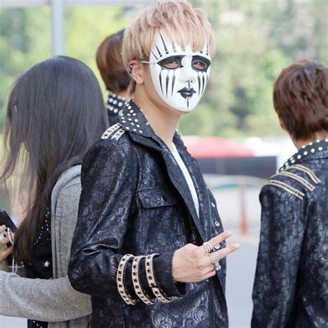 Ado!!! Yes.......he wore the mask OUTSIDE ;-; ;-; ;-; -_- -_-, THIS MAN ...