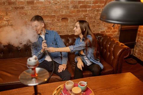 O Casal De Amor Fuma Na Mesa Em Hookah Bar Imagem De Stock Imagem De