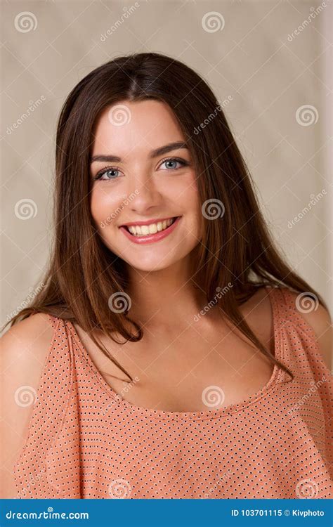 Portrait De Jeune Fille De Belle Brune Avec De Longs Cheveux Image Stock Image Du Type Gens