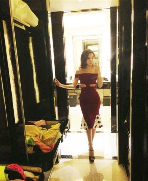 Hot girl tai tiếng Trung Quốc khoe ảnh sexy bên bãi biển