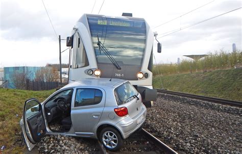 Tägerwilen TG Autofahrerin gerät auf Geleise Zug kollidiert mit