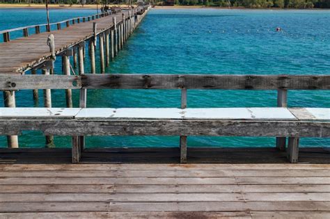 Passerelle En Bois Avec Des Si Ges Menant La Mer En T Sur L Le De