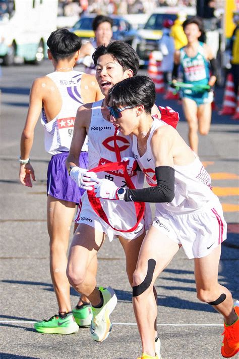 ＜第99回箱根駅伝往路・戸塚中継所＞3区・中野（右）にたすきをつなぐ中大・2区・吉居（撮影・会津 智海） ― スポニチ Sponichi