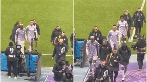 Cristiano Ronaldo Esce Dal Campo E I Tifosi Si Prendono Gioco Di Lui