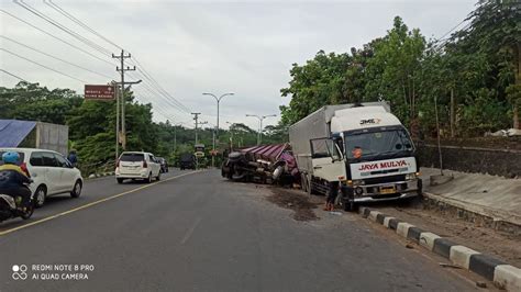 Truk Boks Muatan Susu Formula Kecelakaan Di Jalan Palagan Bawen Begini