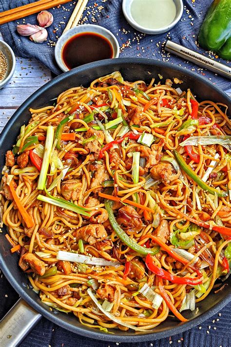 H Hnchen Chow Mein Asiapfanne Mit Gem Se Und Gebratenen Nudeln