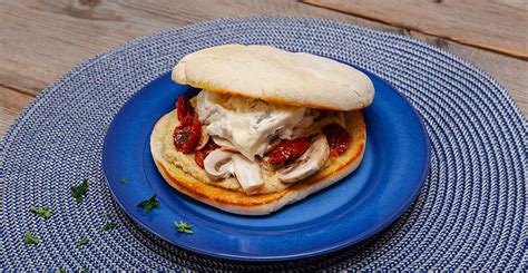 Pane Arabo Farcito Con Gorgonzola Dop Humus Alle Erbe Pomodori Secchi