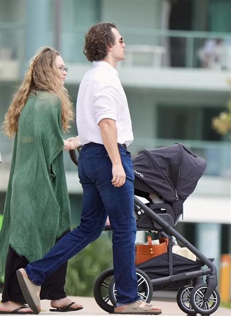 Henry Cavill Ya Es Padre Te Presentamos Im Genes Junto A Su Hijo Centro