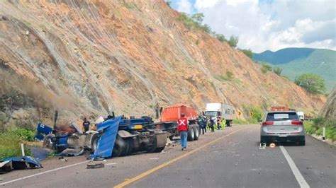 Se Vuelca Tr Iler Sobre La Autopista Siglo Xxi En Arteaga Michoac N