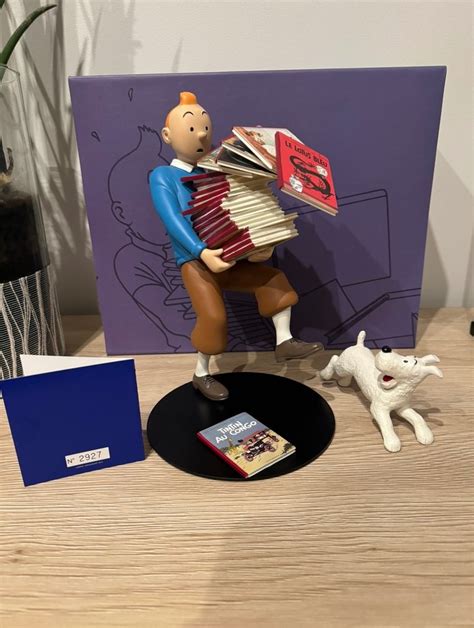 Figurine Statuette Moulinsart 46964 Tintin Tenant Les Albums