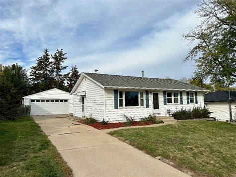 70 33RD AVE SW, Cedar Rapids, IA 52404 Single Family Residence For Sale | MLS# 2307419 | RE/MAX