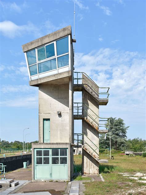 Bâtiments de l écluse Le Corbusier Kembs Niffer France