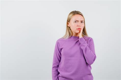 Jeune Femme Blonde Dans Un Pull Violet Photo Gratuite