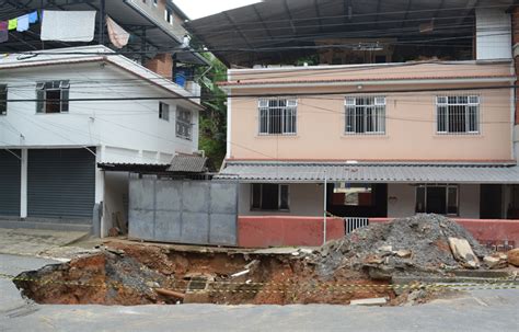 Moradores Da Rua Raul Veiga Em Olaria Cobram Solução Para Cratera