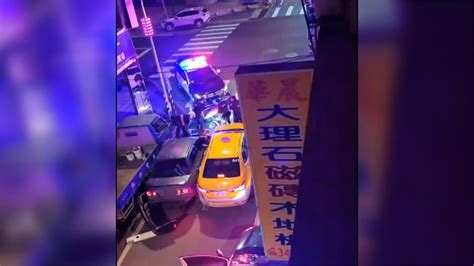 男駕車違規右轉拒捕又闖紅燈 小黃無辜被波及！警破窗逮人 民視新聞網