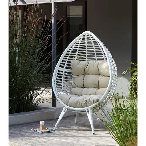 How gorgeous is this Homebase garden furniture?! We love the lounger...