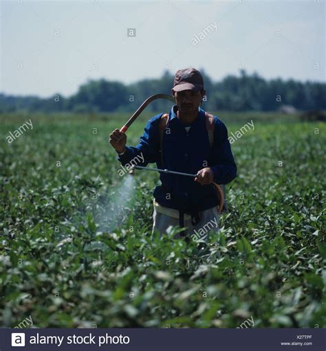 Knapsack Sprayer High Resolution Stock Photography And Images Alamy