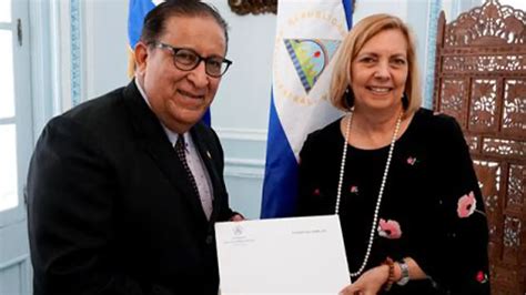 Embajador De Nicaragua En Cuba Entrega Copias De Estilo