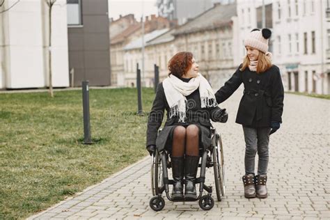 Moeder In Een Rolstoel Met Haar Dochter Stock Foto Image Of Volwassen