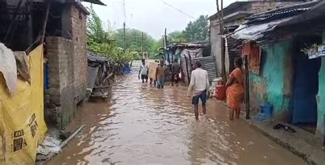 Rain Photo पावसाचा हाहाकार रस्त्यांना आले नदीचे स्वरुप शेती