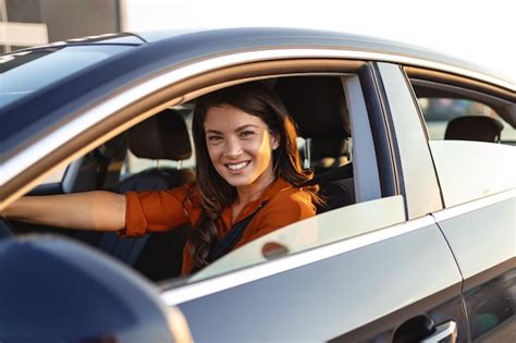 Belle Jeune Femme Au Volant De Sa Nouvelle Voiture Au Coucher Du Soleil