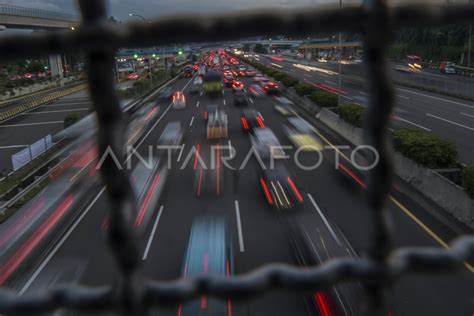 Arus Mudik Libur Natal Dan Tahun Baru Di Jalan Tol Antara Foto