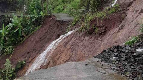 Jalan Utama Di Toblong Garut Tertutup Longsor Tebing Setinggi Meter