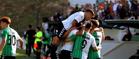 El Antequera Cf Retoma Su Rodillo Con Una Goleada Ante El V Lez Cf La