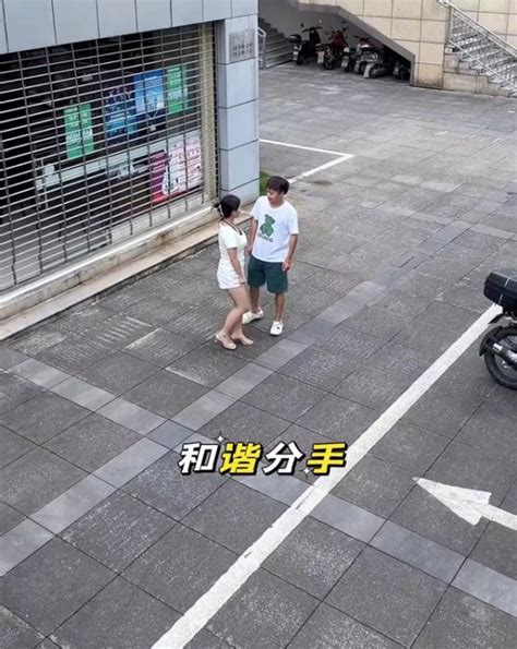 夫妻离婚不吵不闹，女子转身就走，男子回头那一幕看哭路人